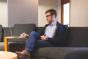会社を辞めるべきか、迷っているあなたへ知っておくべきポイントは？